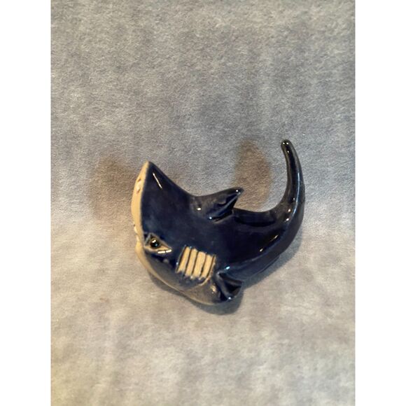 Artesania Rinconada Adult Smiling Shark 3-1/2" Blue Stoneware Clay Uruguay‎ - Picture 5 of 13